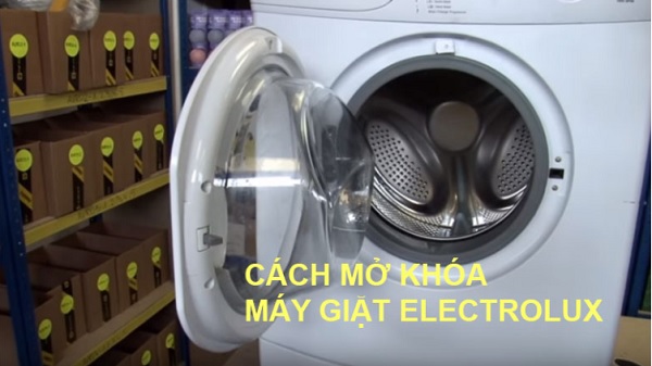 cách mở cửa máy giặt electrolux